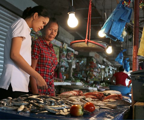 Leizel and her mom, Beatriz, at the fish market