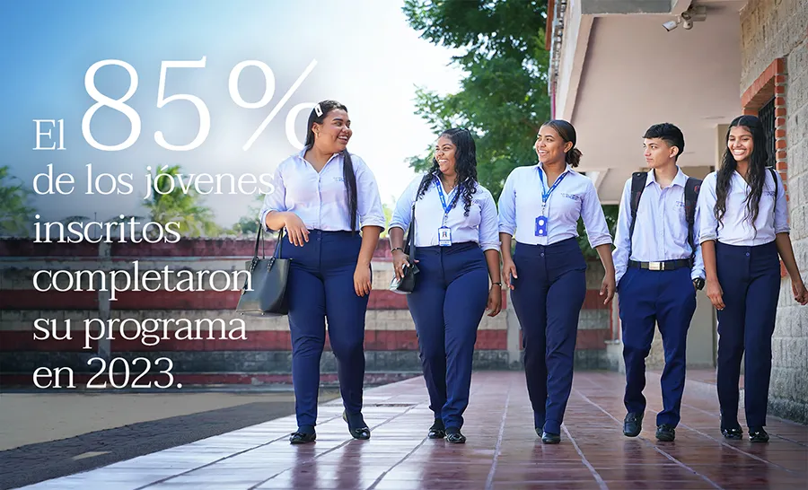 El 85 % de los jóvenes inscritos completaron su programa en 2022. 